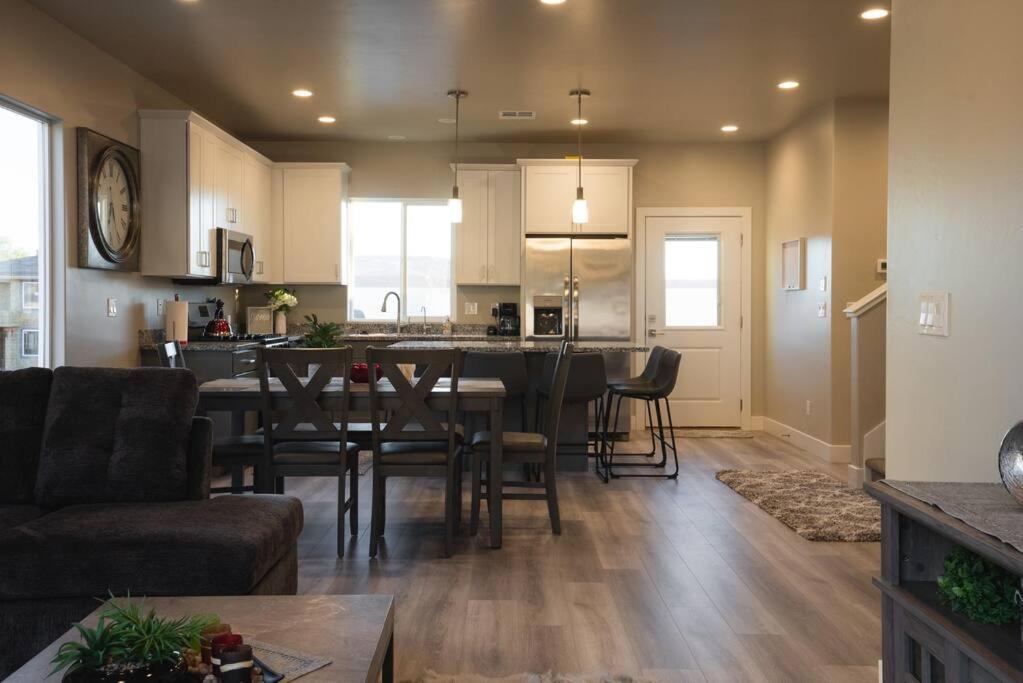 Majestic Zion Cottage with hot tub in Hildale