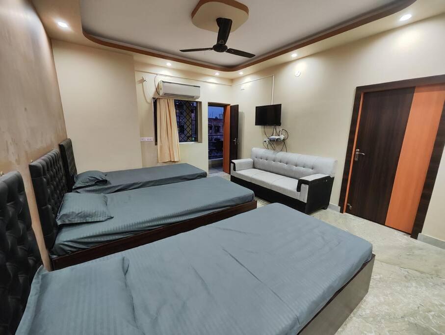Massive 3BHK Serviced Apt for Big Groups & Family view 5