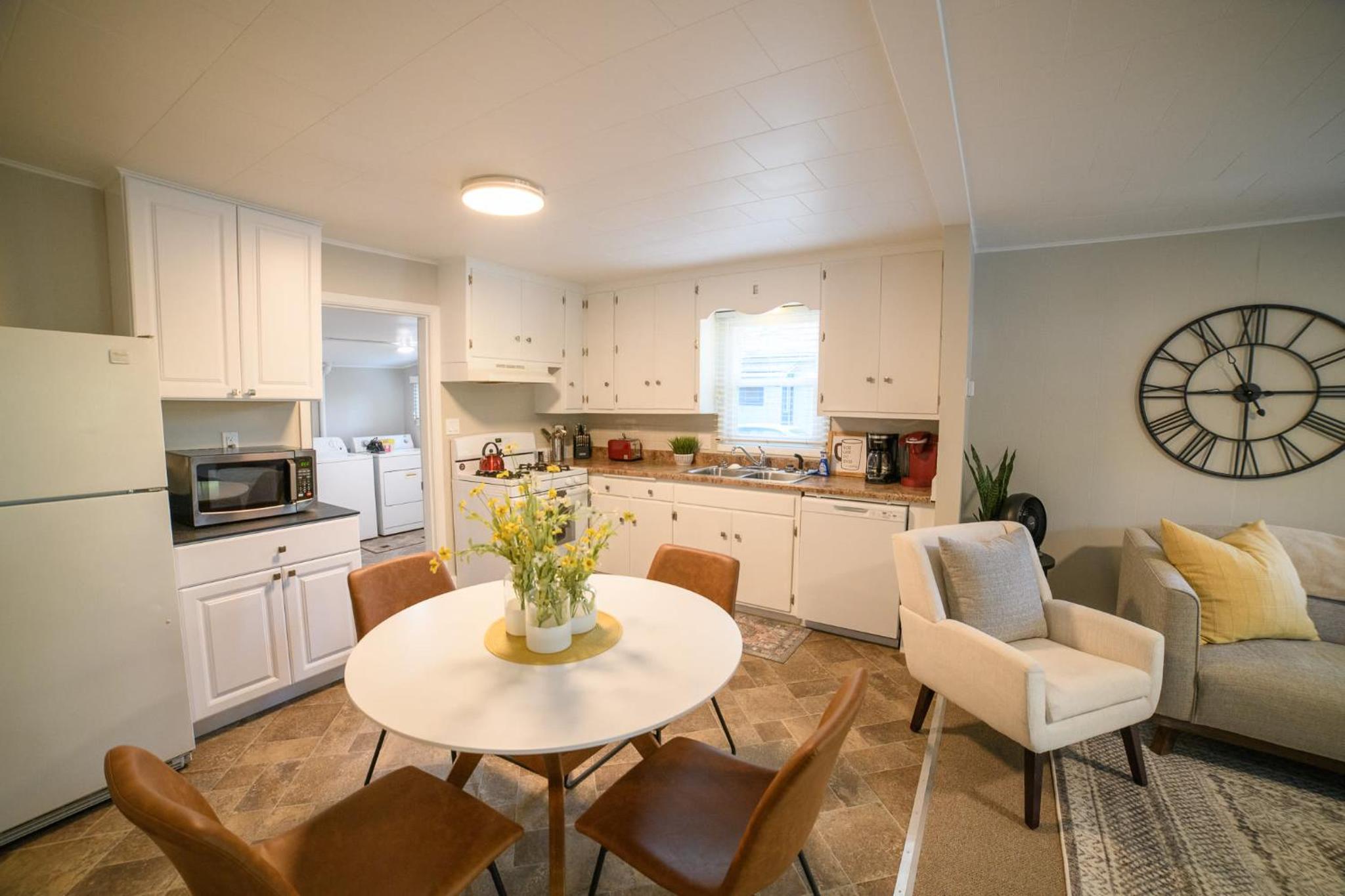 Adorable and Cozy Bungalow view 5