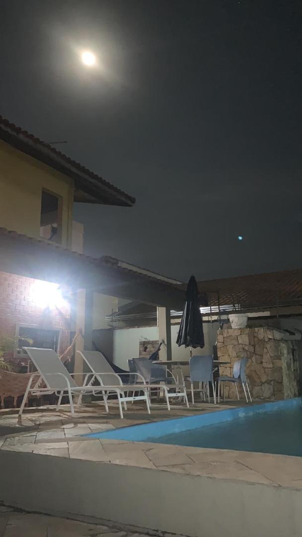 Lindo Sobrado Amarelo -próximo a praia