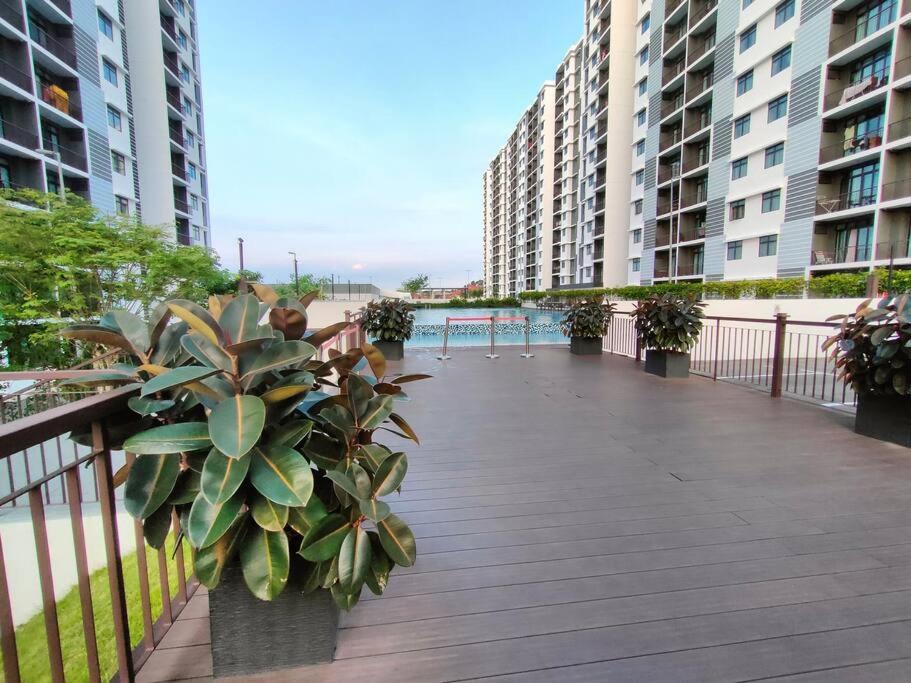 Cikgukay Desaru Homestay Apartment With Pool View WiFi & Netflix