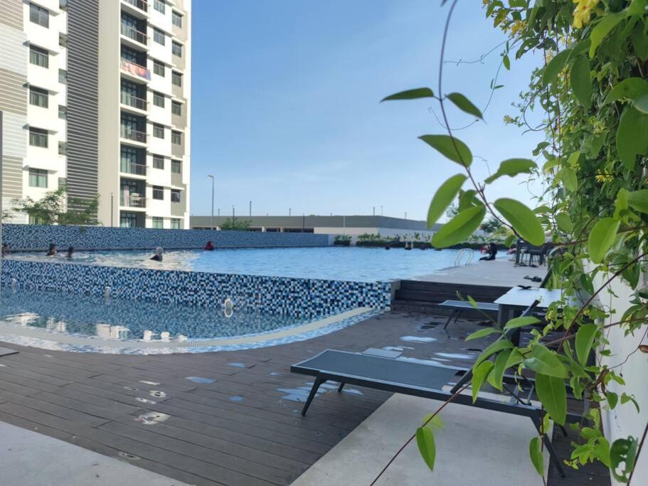 Cikgukay Desaru Homestay Apartment With Pool View WiFi & Netflix