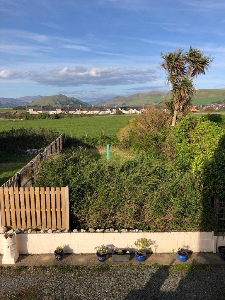 Tywyn seaside apartment with Mountain View view 2
