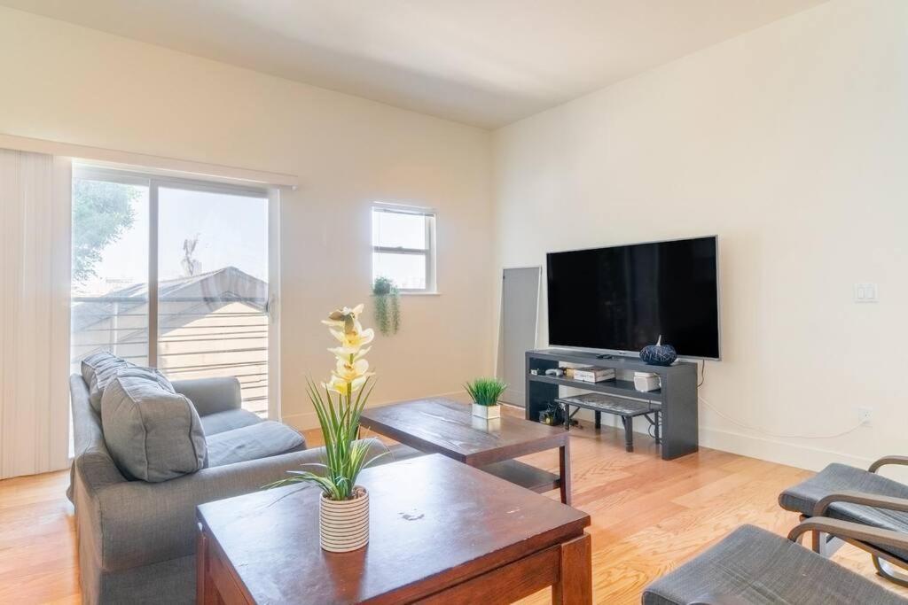 Huge Modern 4 Bedroom Flat w/ City Views and Deck view 2