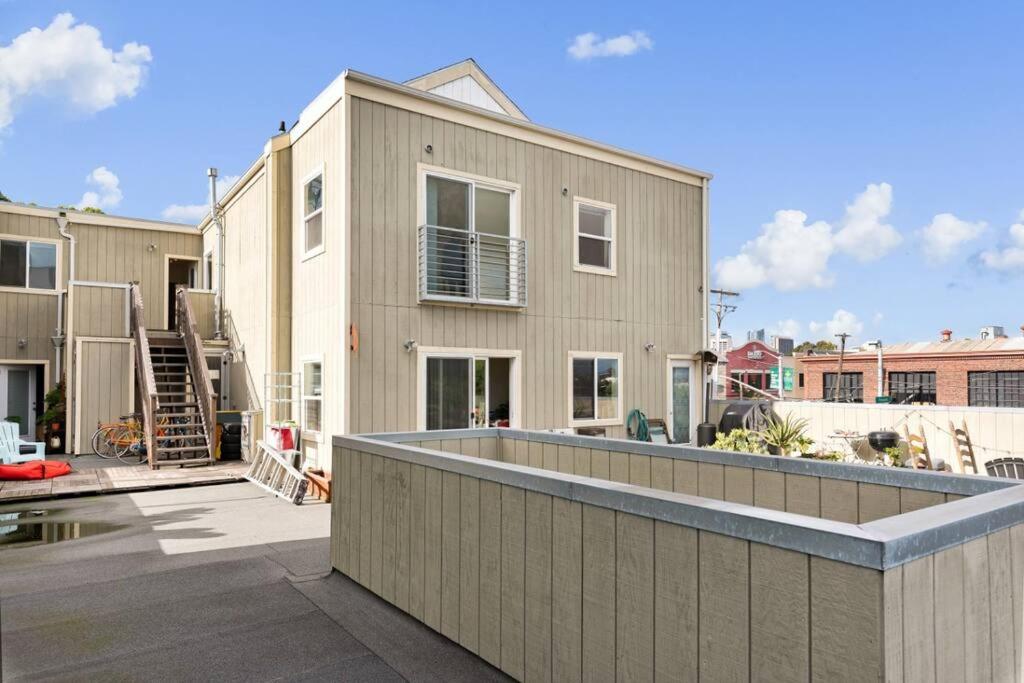 Huge Modern 4 Bedroom Flat w/ City Views and Deck view 3