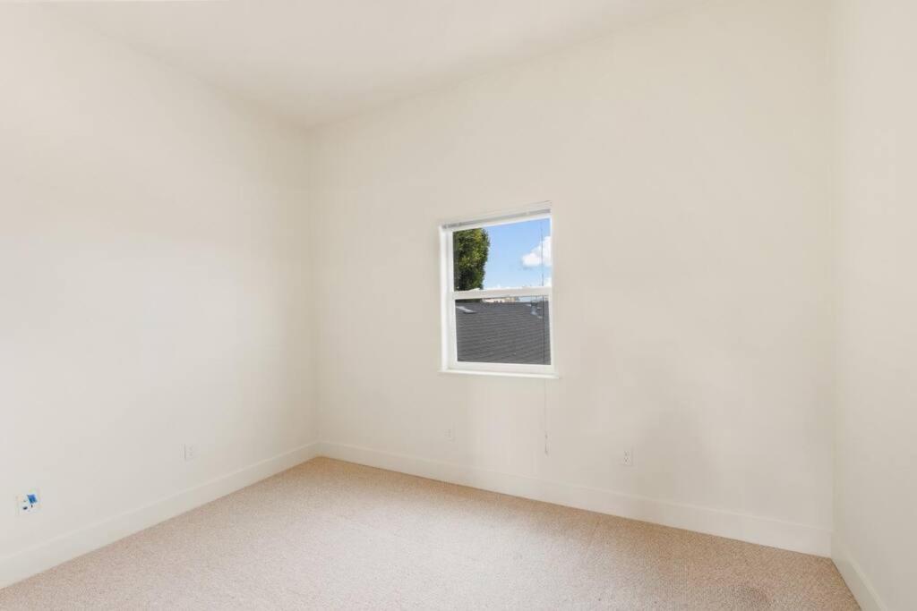 Huge Modern 4 Bedroom Flat w/ City Views and Deck view 5
