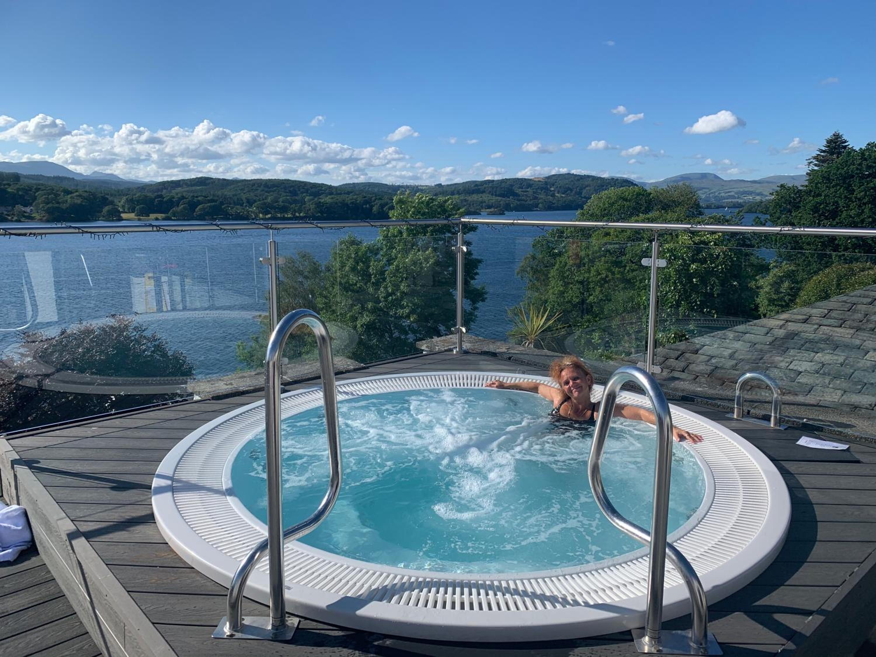 The Penthouse Bowness Tranquil Loft Jacuzzi Bath & Complimentary Cascades Spa Membership
