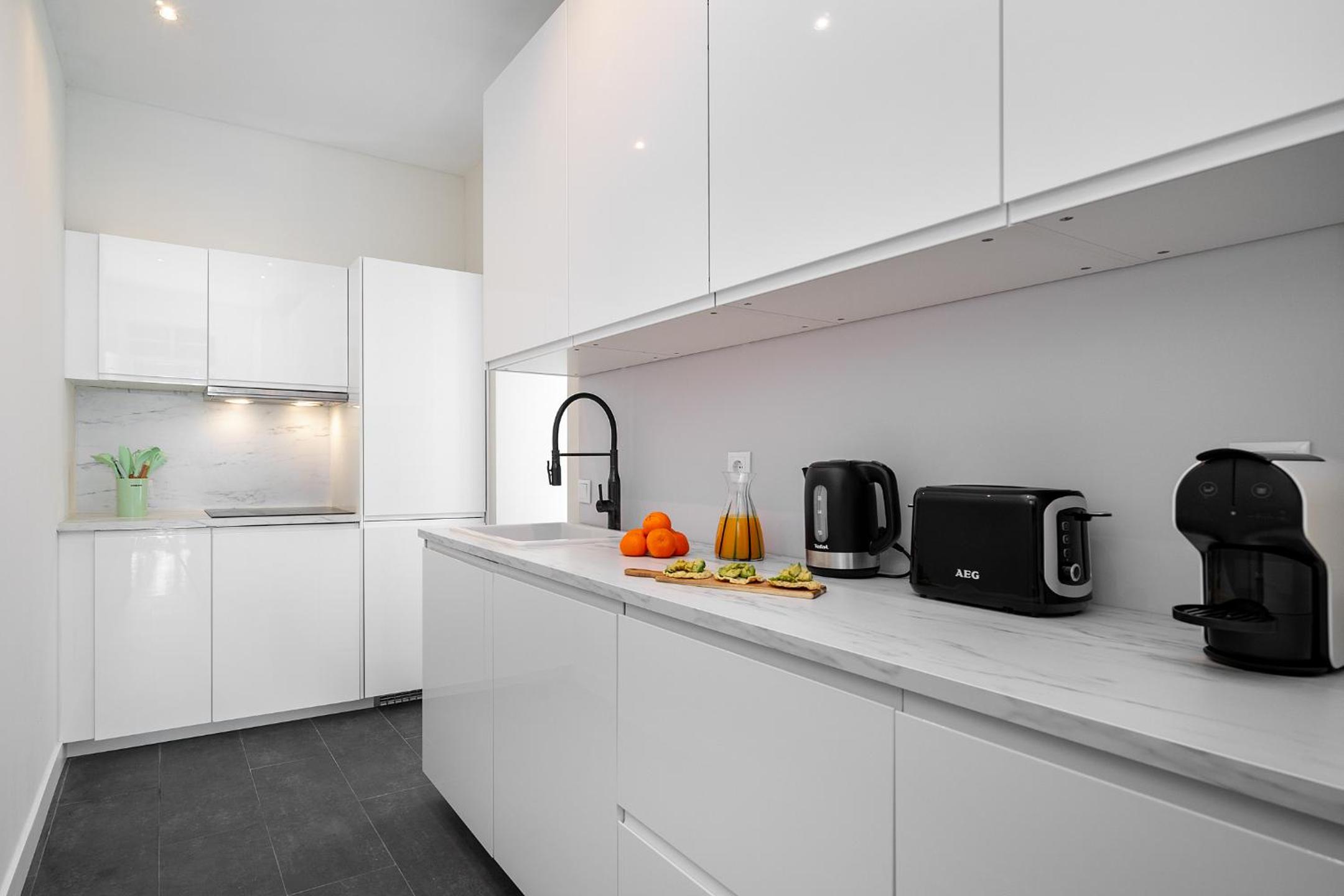 Whome - Brand New Luxury 4-Bed with Riverside Views & AC view 2