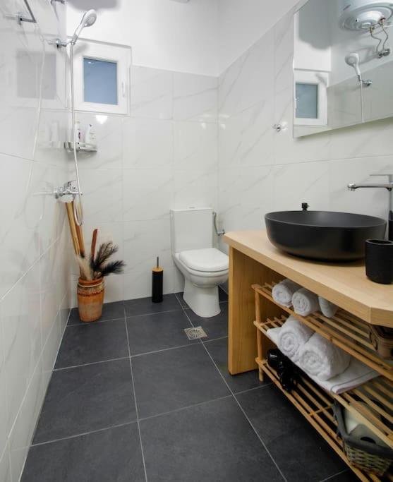 La Rosa en Ermoupoli — bathroom