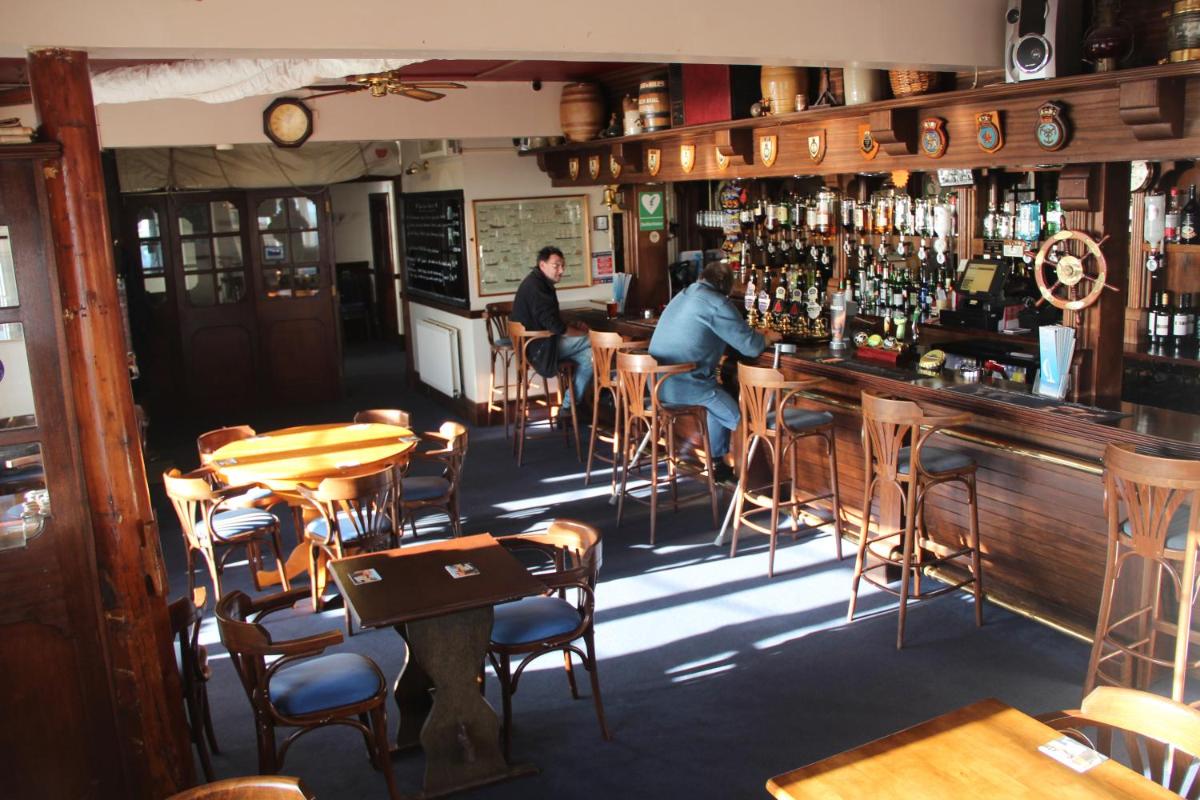 bar