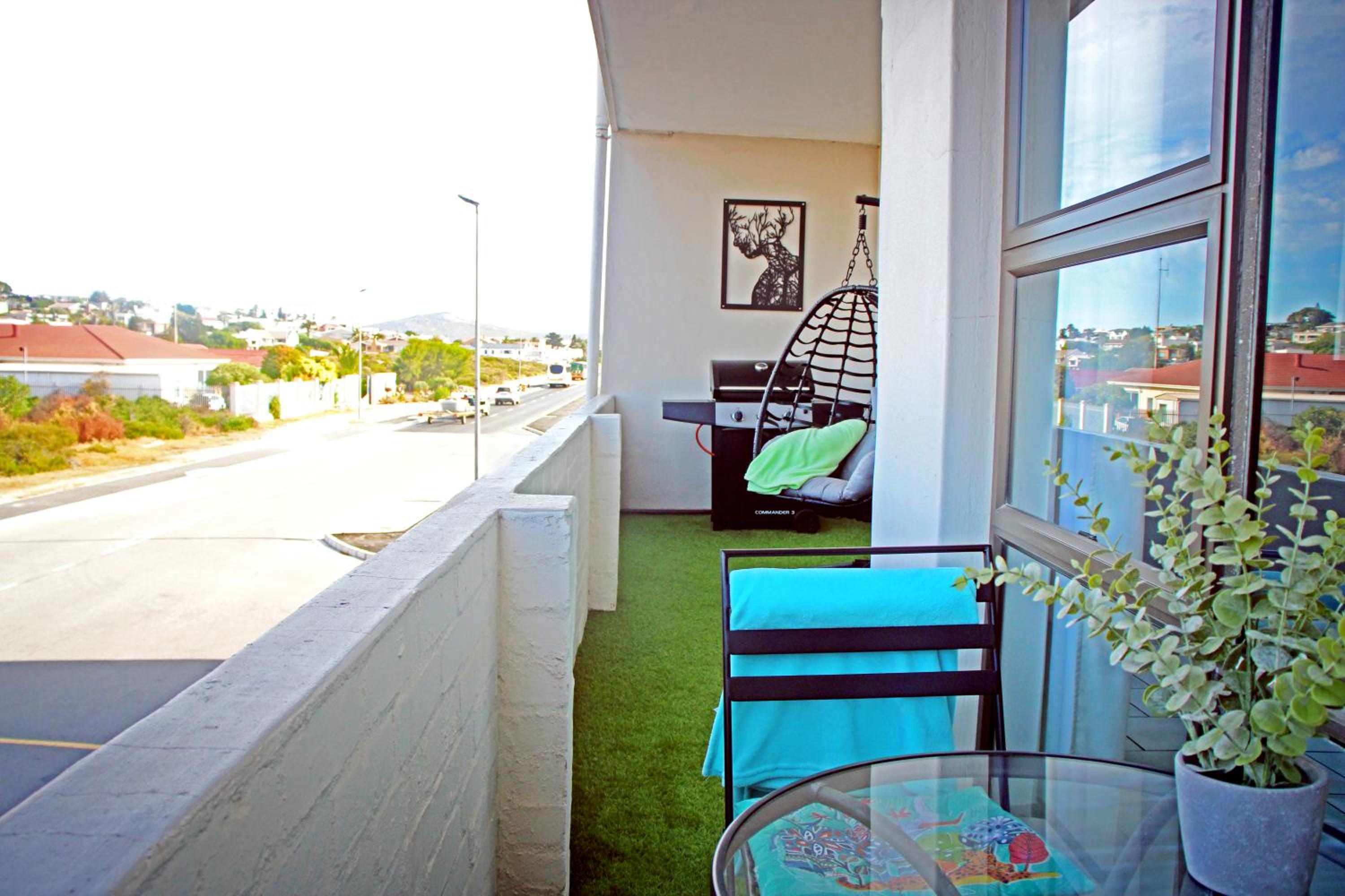 Madriko 23 - Spacious Midtown Langebaan Beach Apartment