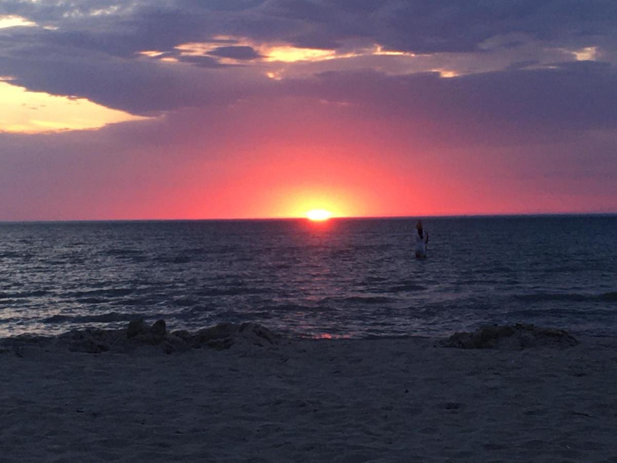 Sleeps 8! Just a 2 minute walk to Beach 1