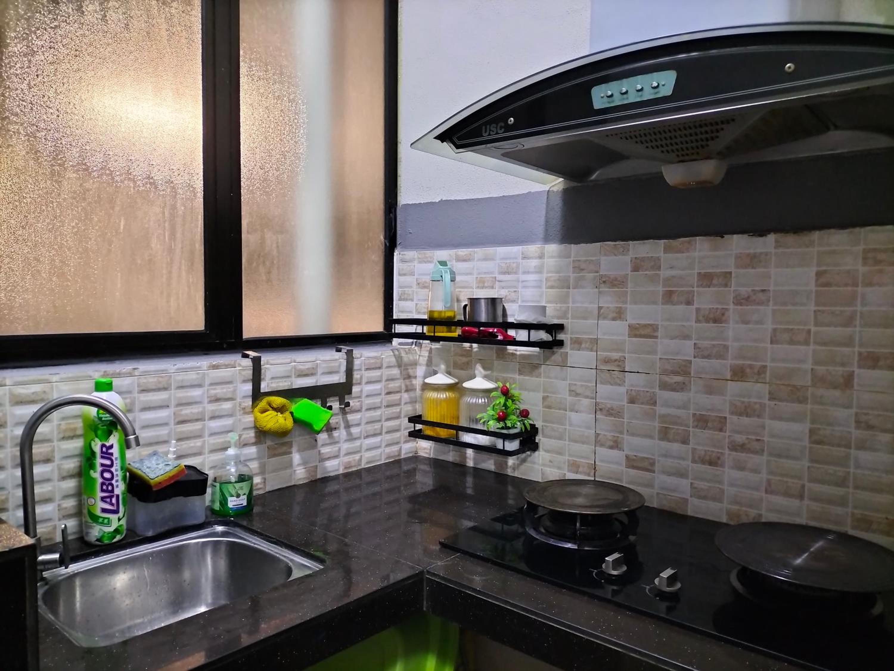 Hani Homestay WiFi Netflix Secure parking KLIA USIM INTI Aeon mall photo 3