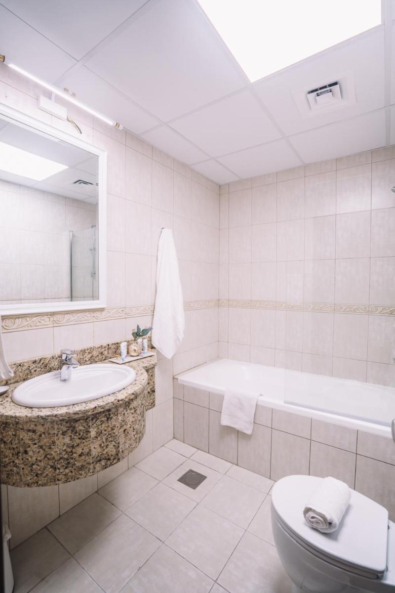 Two Continents Holiday Homes - Sea & Palm View Elegant 1 Bedroom Apartment