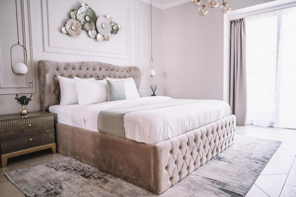 Two Continents Holiday Homes - Sea & Palm View Elegant 1 Bedroom Apartment