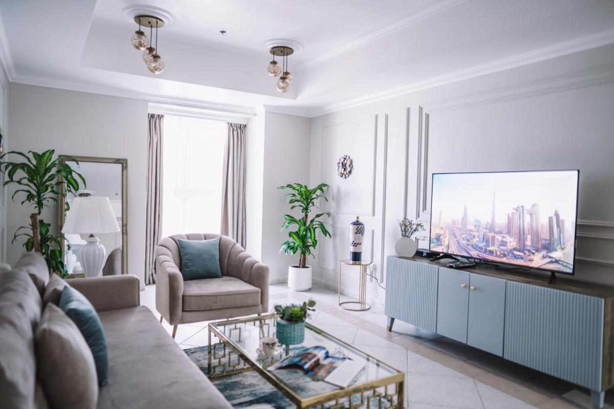 Two Continents Holiday Homes - Sea & Palm View Elegant 1 Bedroom Apartment