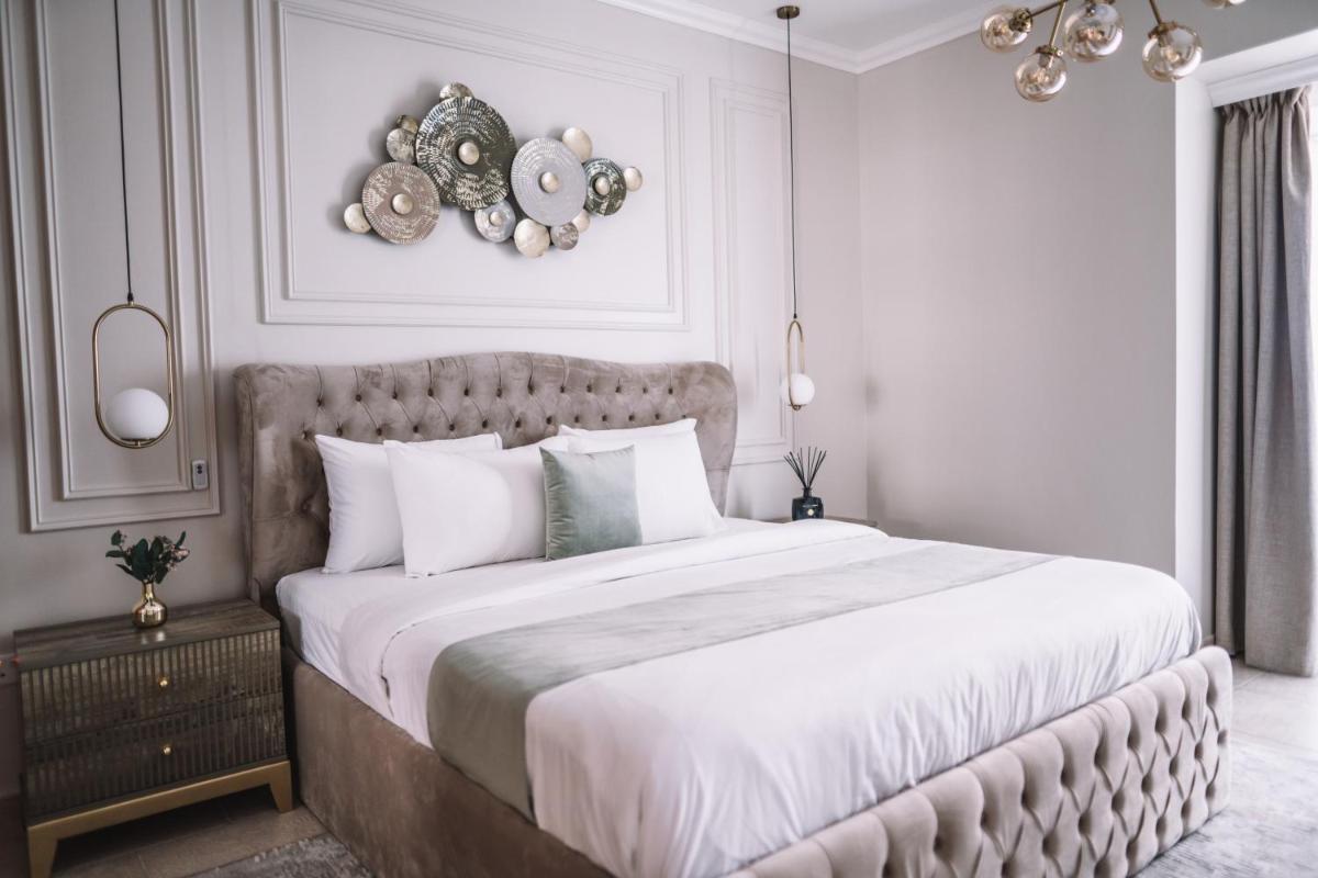 Two Continents Holiday Homes - Sea & Palm View Elegant 1 Bedroom Apartment