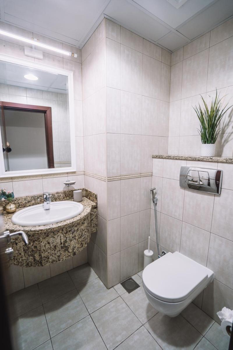 Two Continents Holiday Homes - Sea & Palm View Elegant 1 Bedroom Apartment