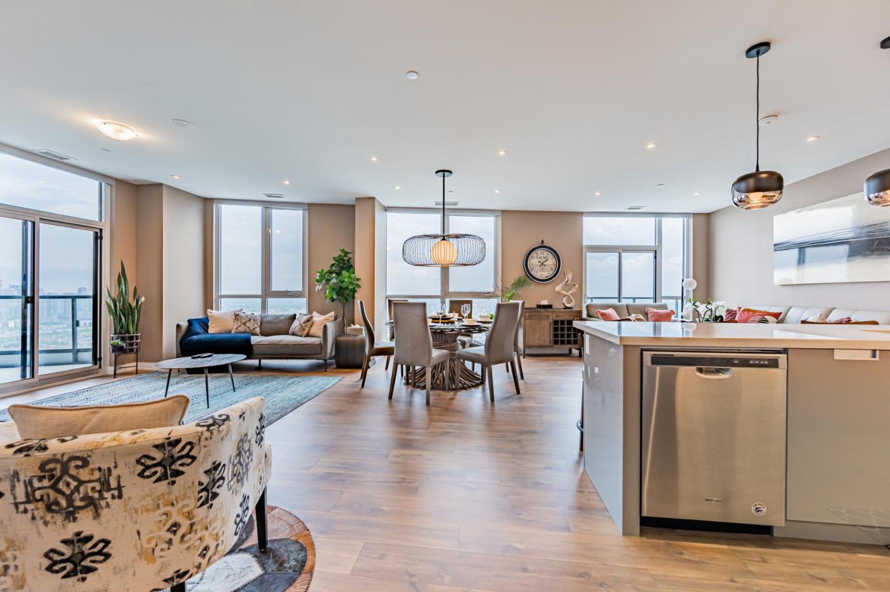 Amazing 3 Bed 4 Bath Penthouse with Roof Top Terrace close to Airport