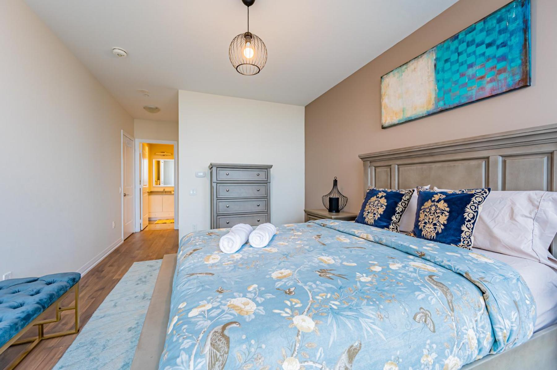 Amazing 3 Bed 4 Bath Penthouse with Roof Top Terrace close to Airport