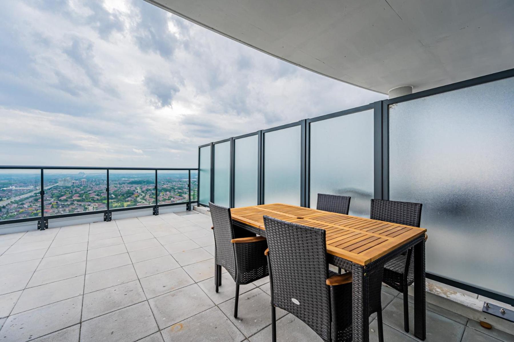 Amazing 3 Bed 4 Bath Penthouse with Roof Top Terrace close to Airport