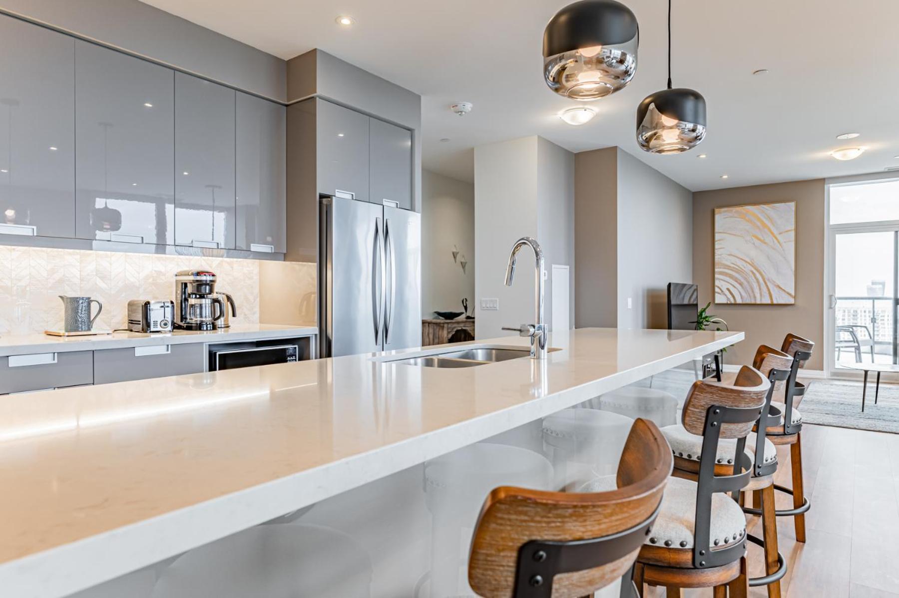 Amazing 3 Bed 4 Bath Penthouse with Roof Top Terrace close to Airport