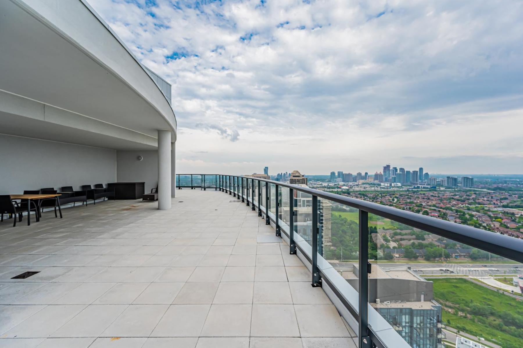 Amazing 3 Bed 4 Bath Penthouse with Roof Top Terrace close to Airport