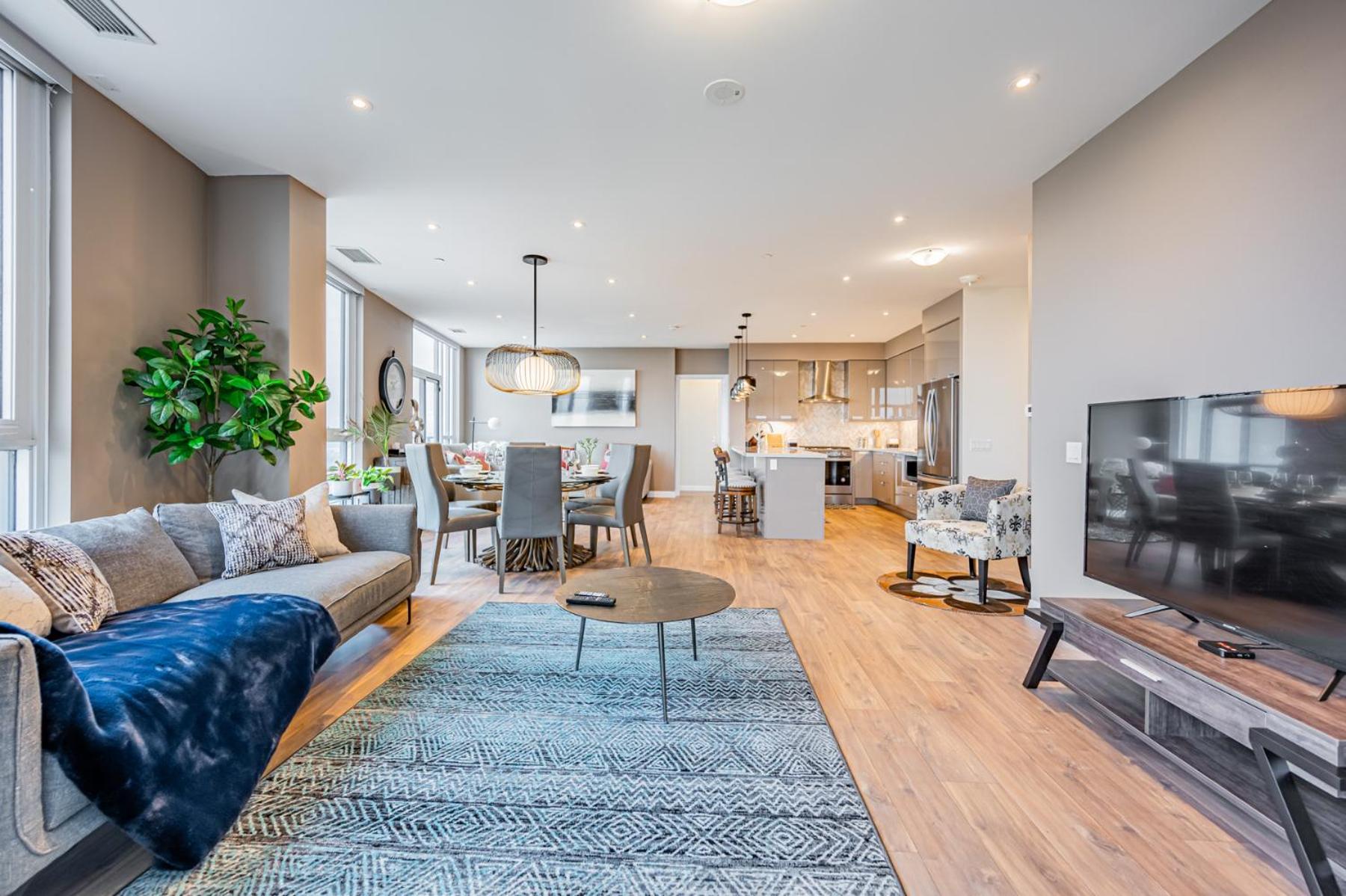 Amazing 3 Bed 4 Bath Penthouse with Roof Top Terrace close to Airport