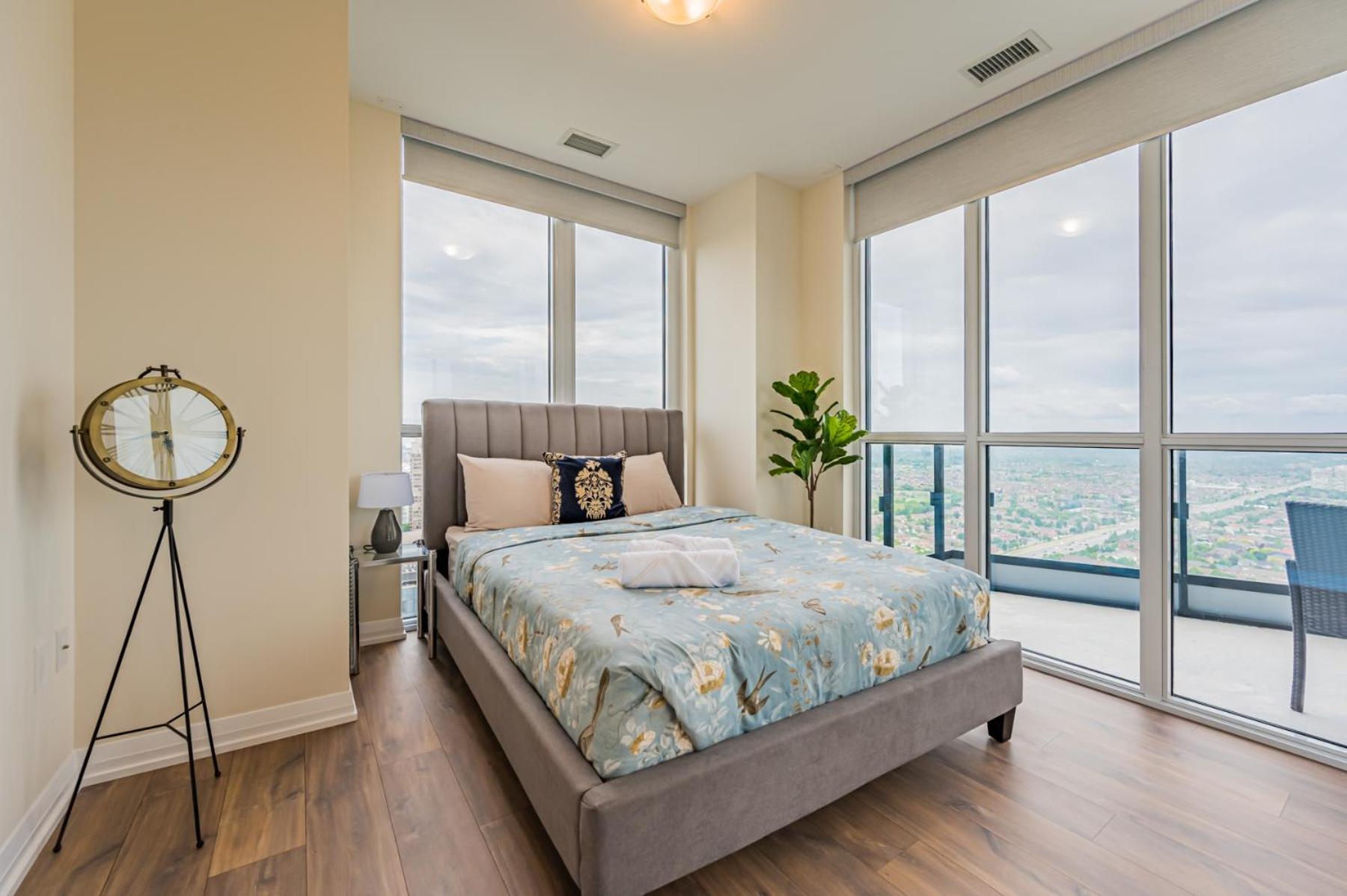 Amazing 3 Bed 4 Bath Penthouse with Roof Top Terrace close to Airport