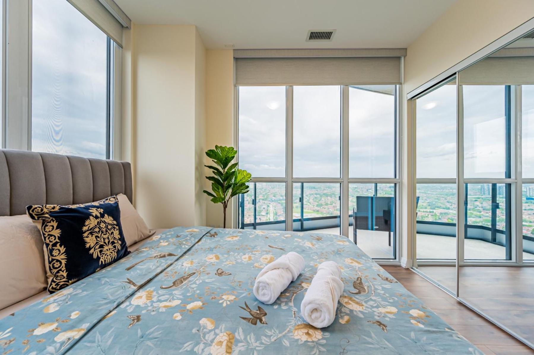 Amazing 3 Bed 4 Bath Penthouse with Roof Top Terrace close to Airport