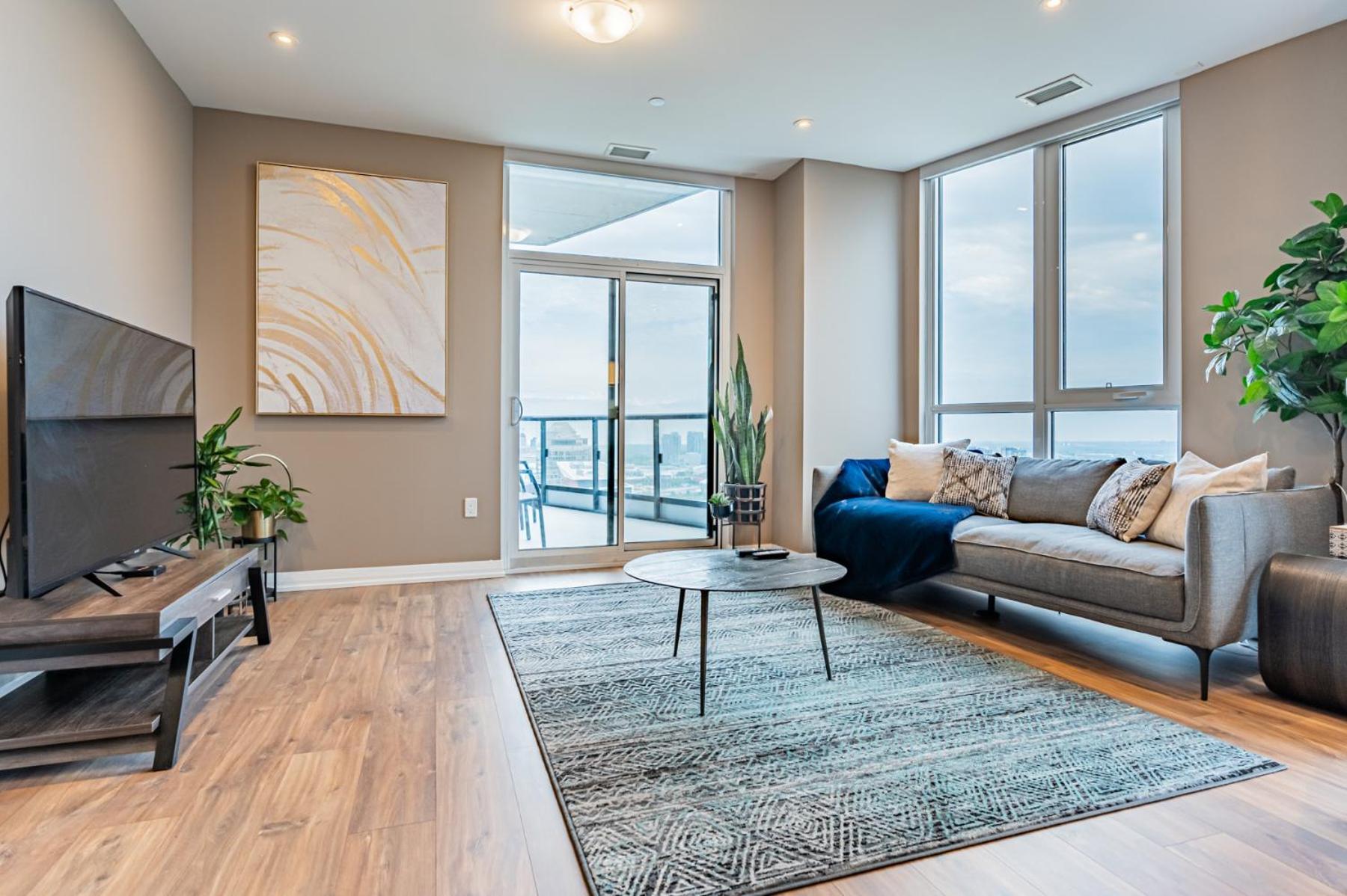 Amazing 3 Bed 4 Bath Penthouse with Roof Top Terrace close to Airport