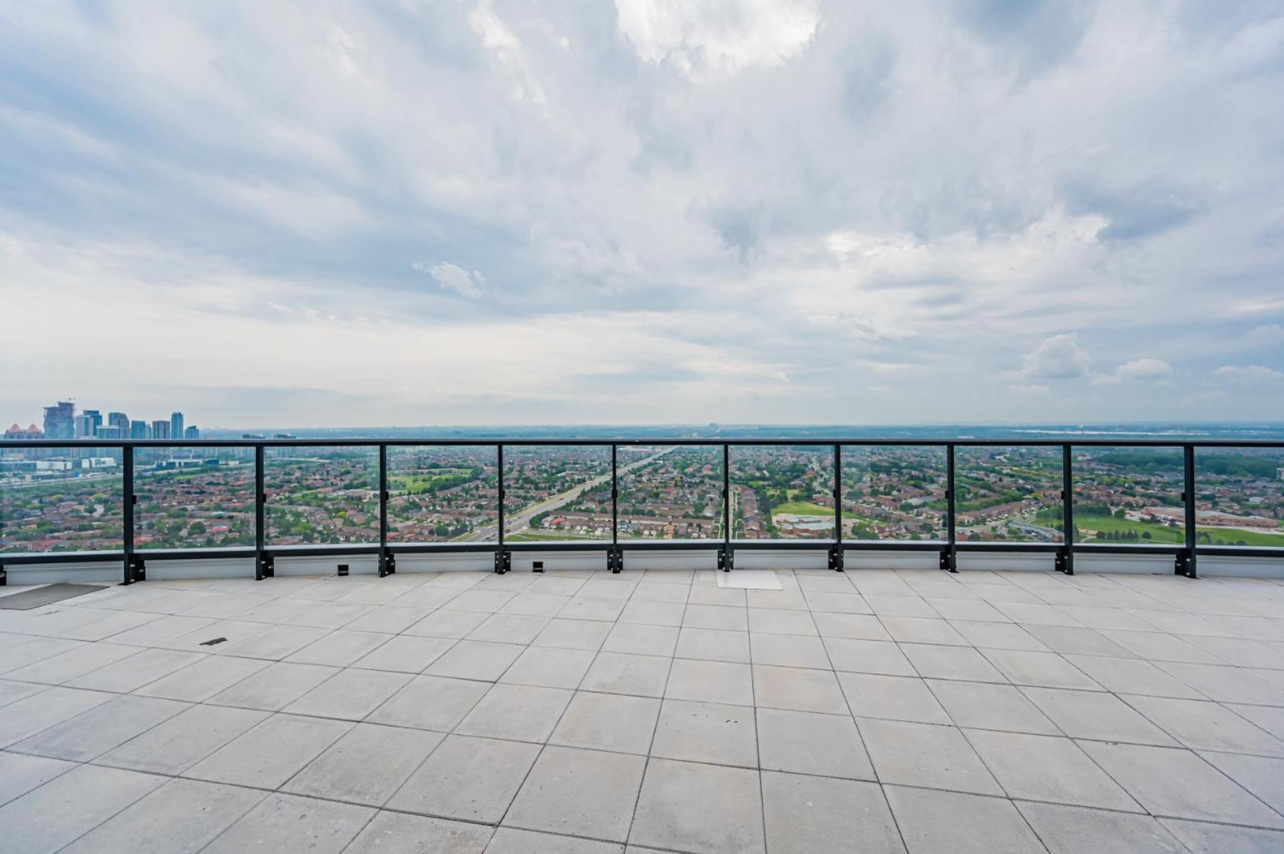Amazing 3 Bed 4 Bath Penthouse with Roof Top Terrace close to Airport