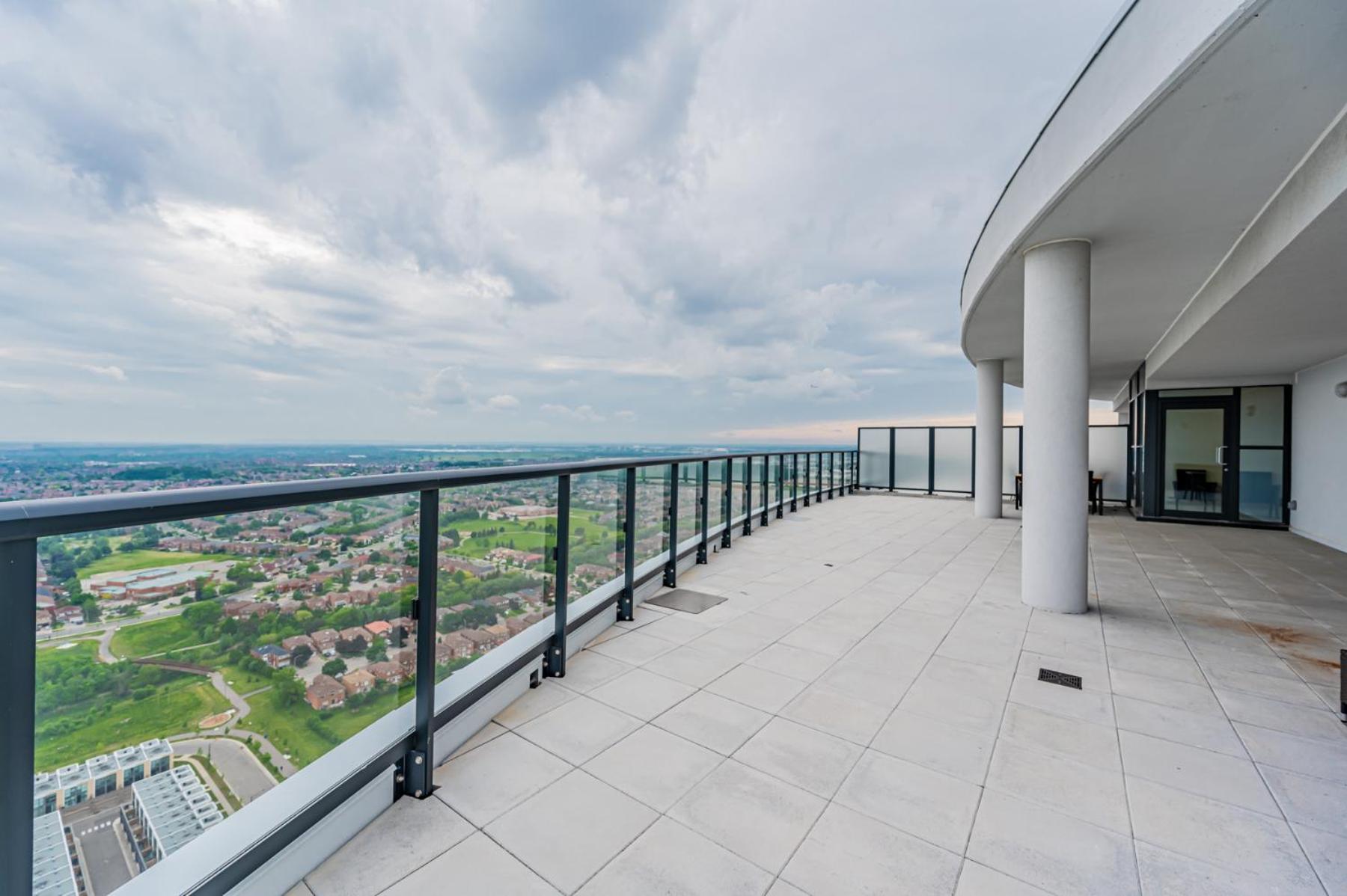 Amazing 3 Bed 4 Bath Penthouse with Roof Top Terrace close to Airport