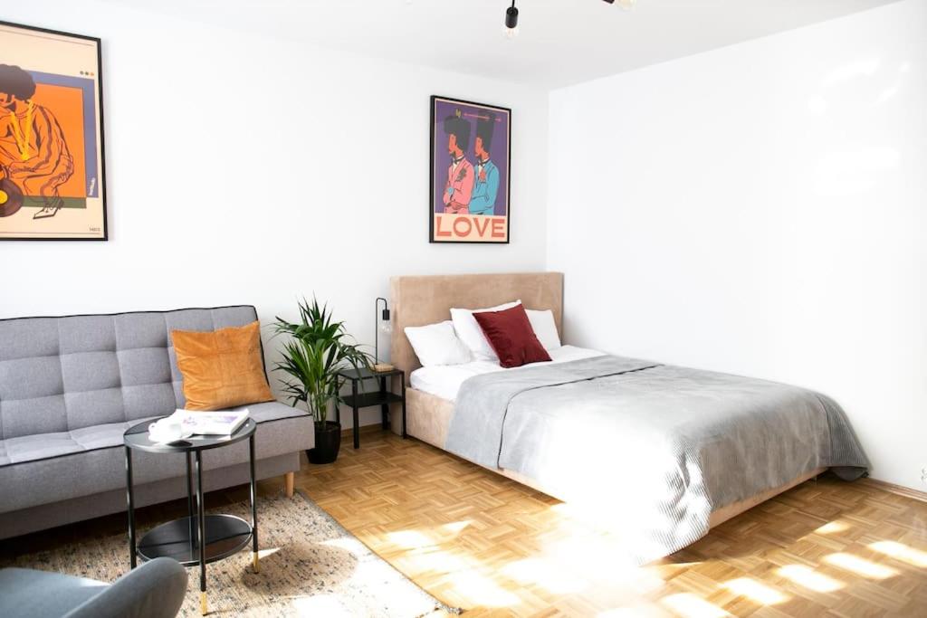 oompH Warsaw Center Well Designed Apartment with Balcony view 2