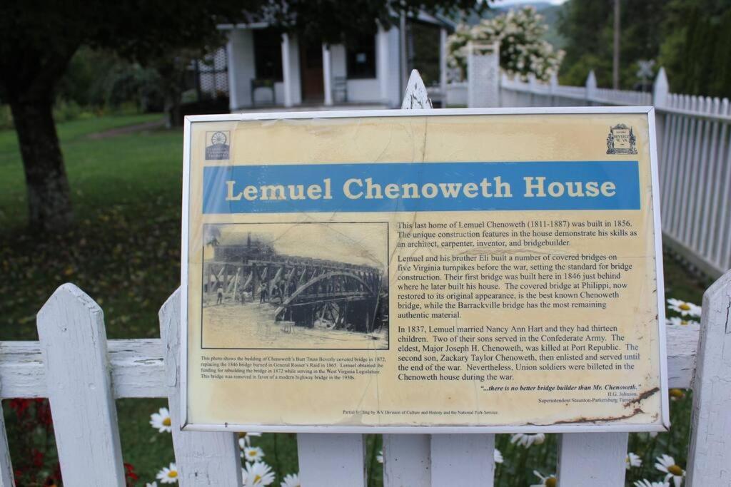 Upstairs Historic 1 Bedroom 1 Bath Suite with Mini-Kitchen, Porch & River Views view 3