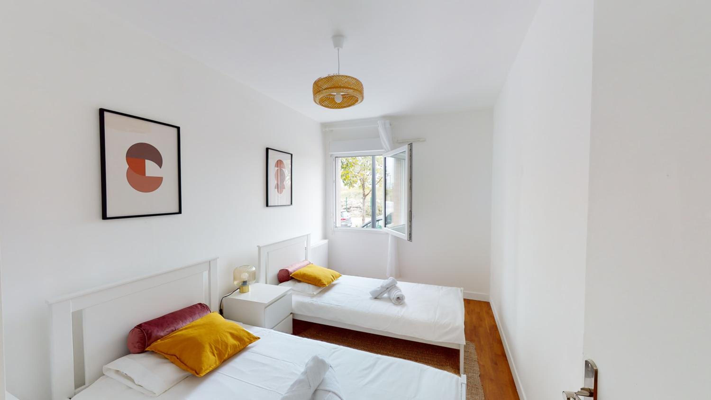 Live Like a Local Stylish 2BR with Balcony & Parking