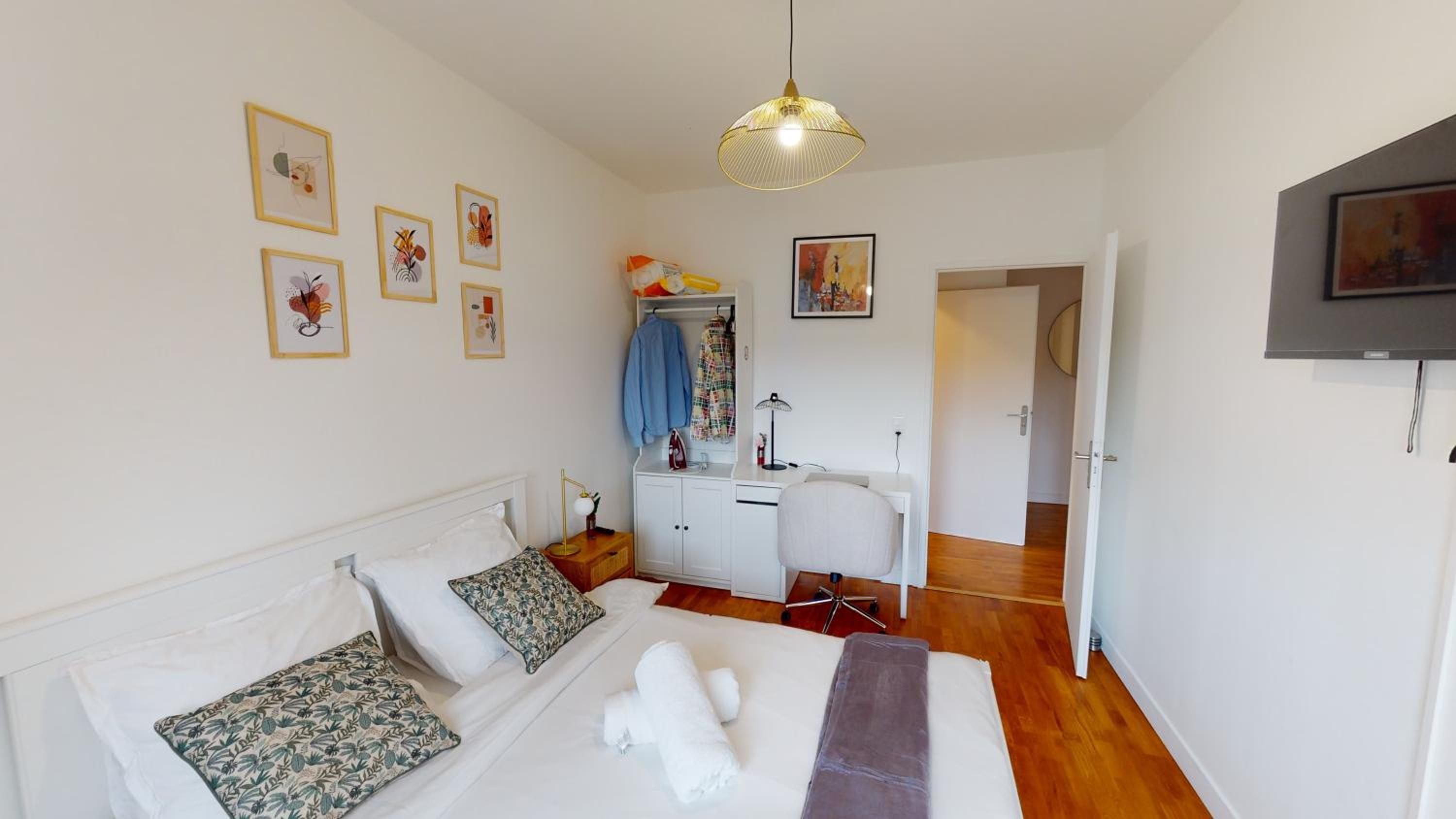 Live Like a Local Stylish 2BR with Balcony & Parking