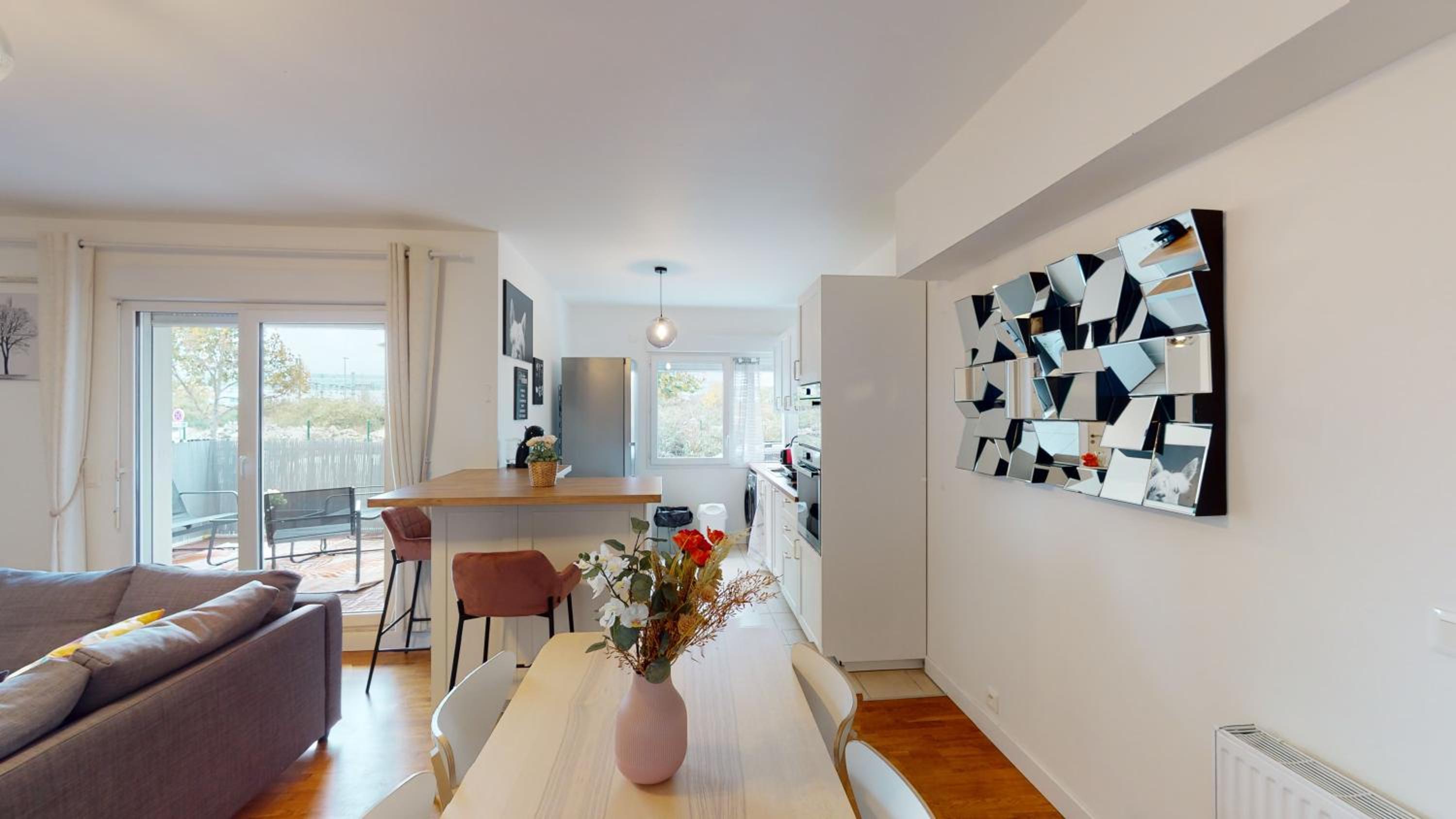 Live Like a Local Stylish 2BR with Balcony & Parking