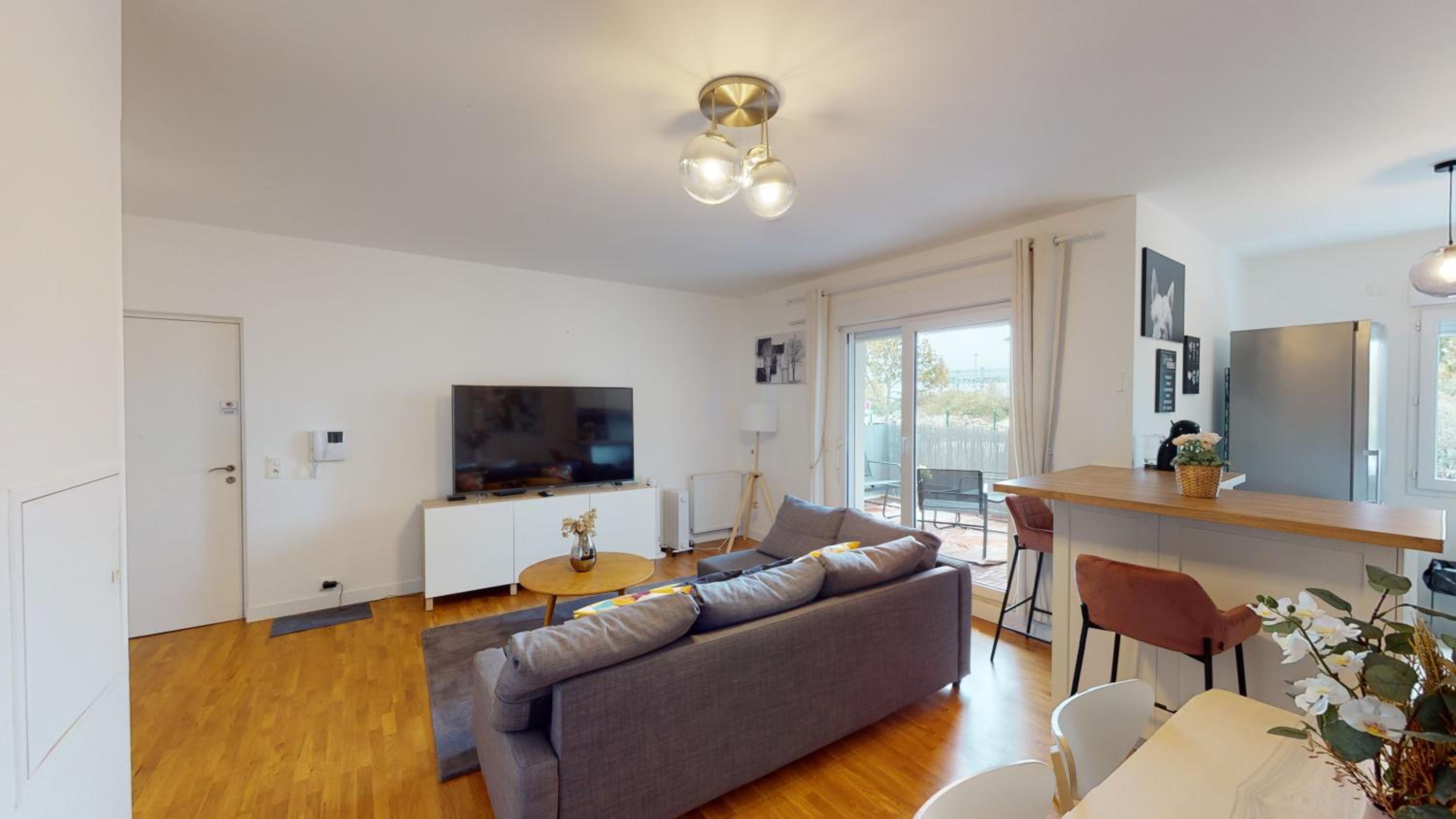 Live Like a Local Stylish 2BR with Balcony & Parking