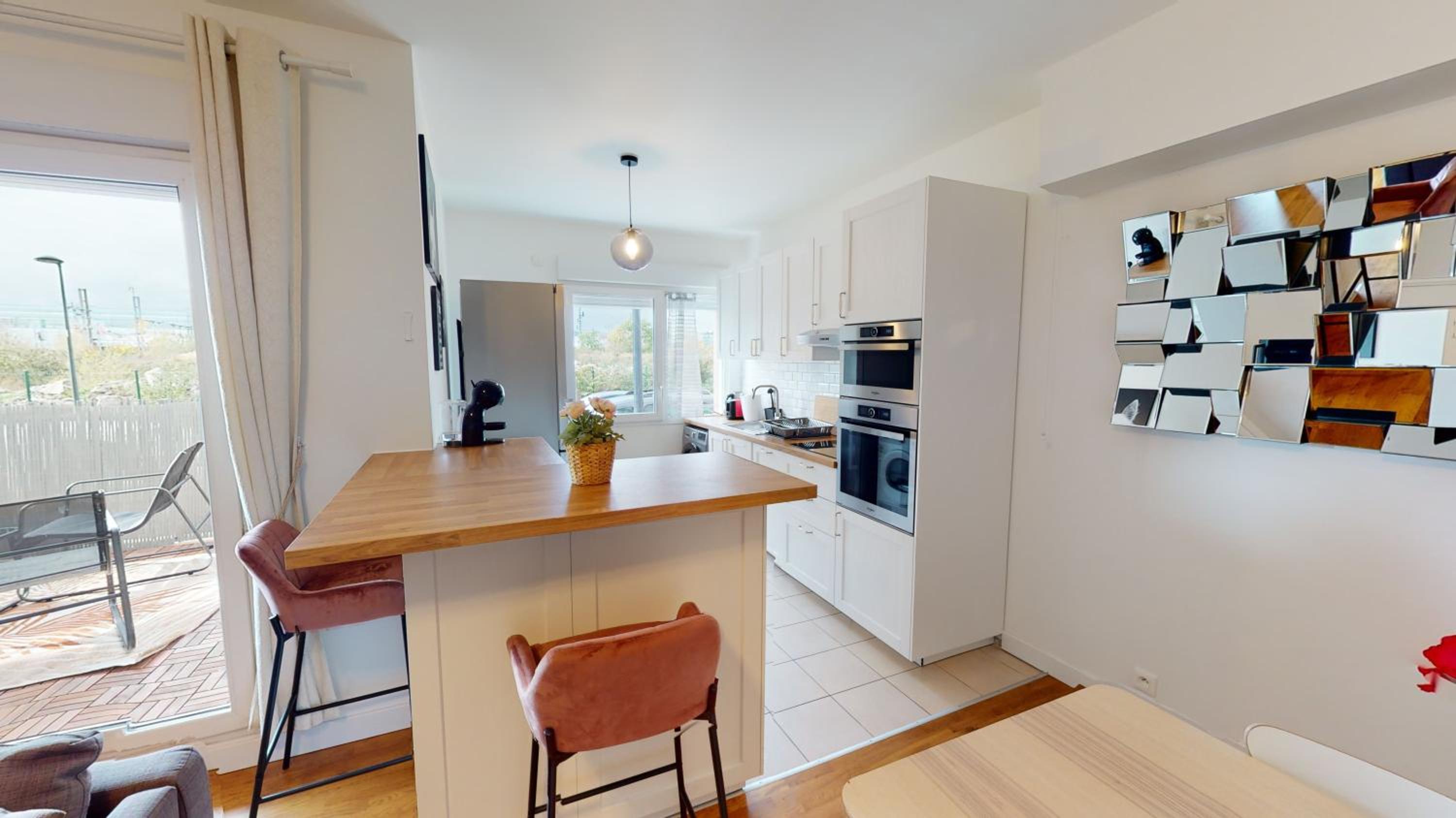 Live Like a Local Stylish 2BR with Balcony & Parking