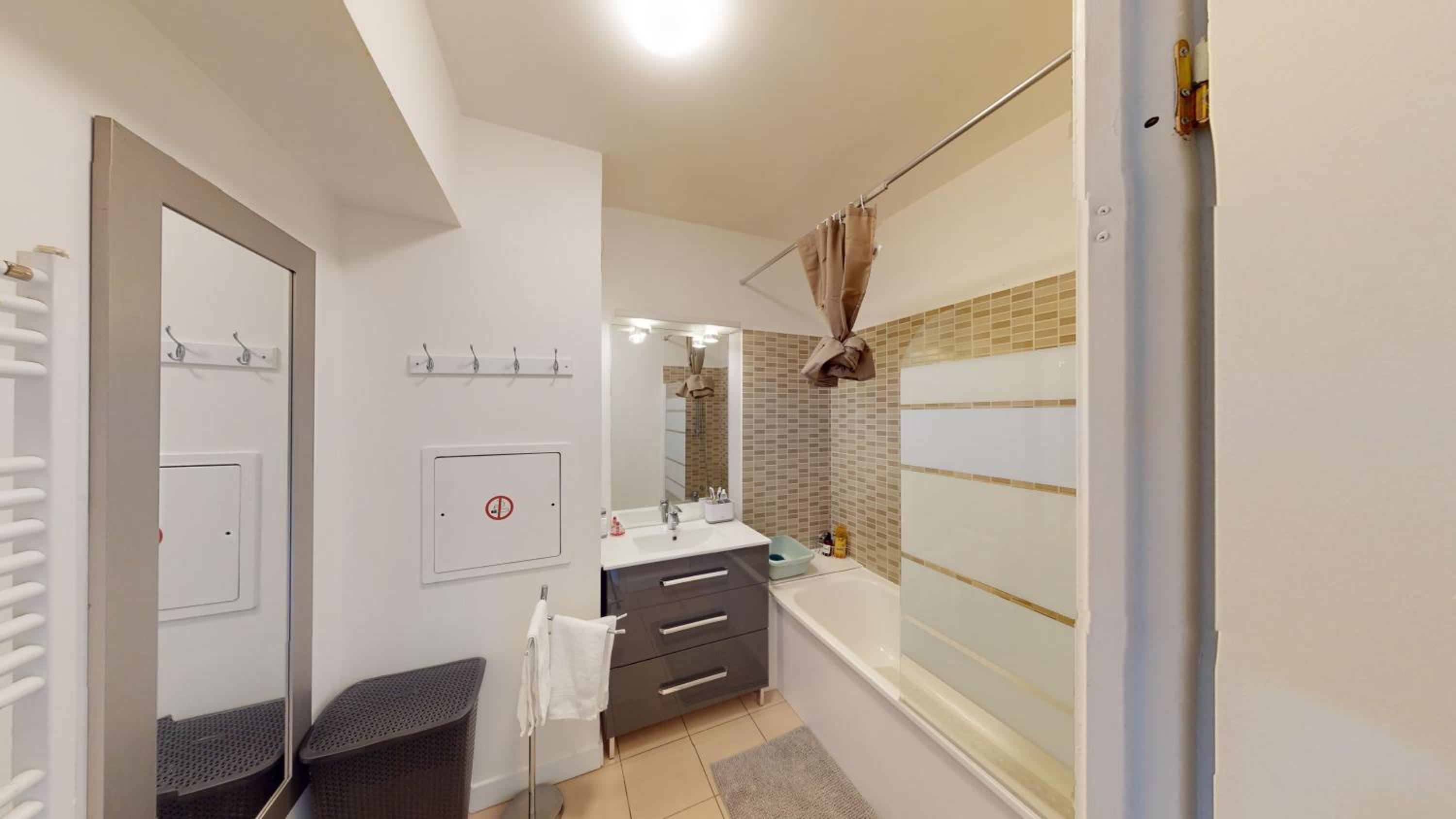 Live Like a Local Stylish 2BR with Balcony & Parking