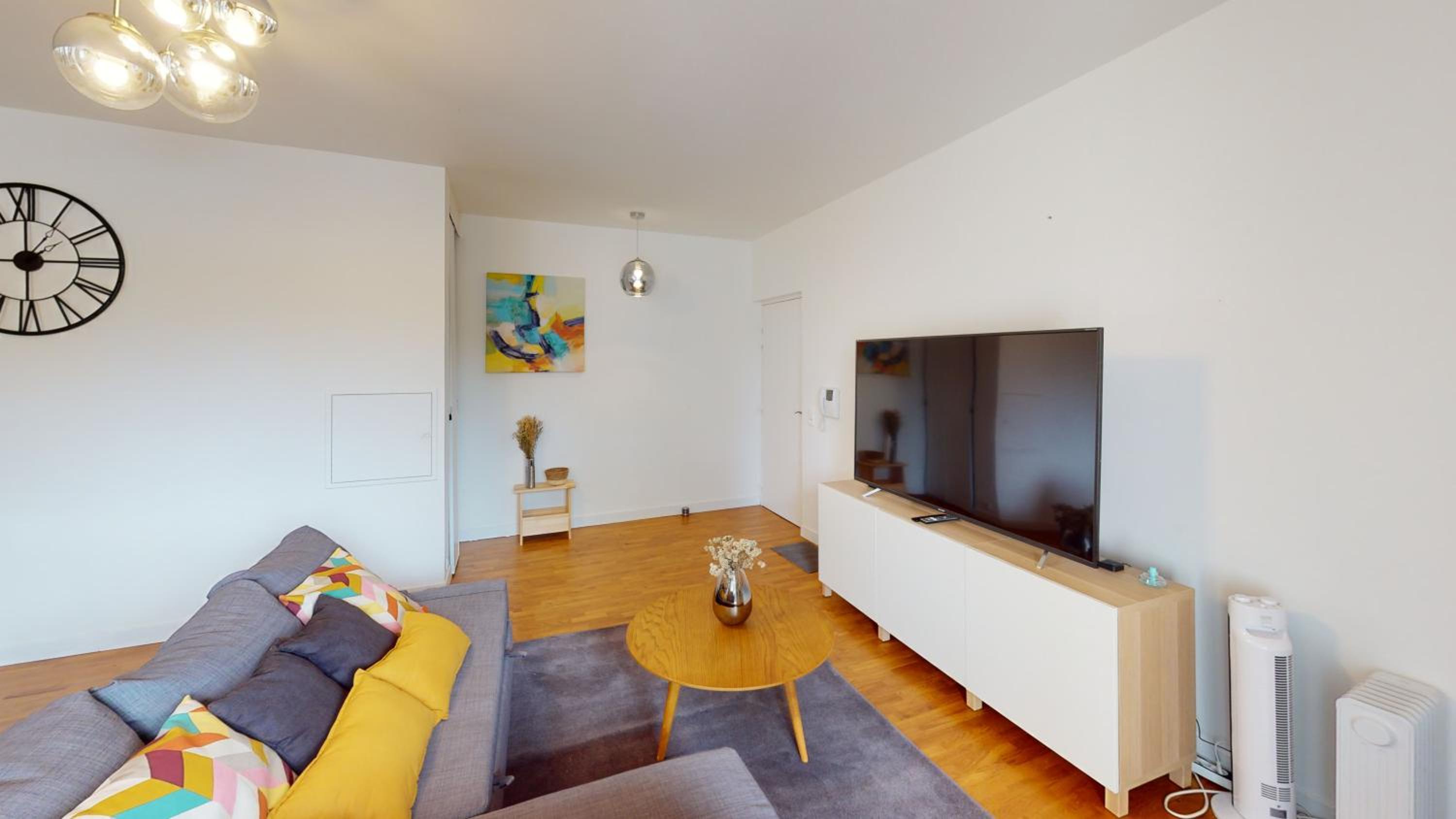 Live Like a Local Stylish 2BR with Balcony & Parking