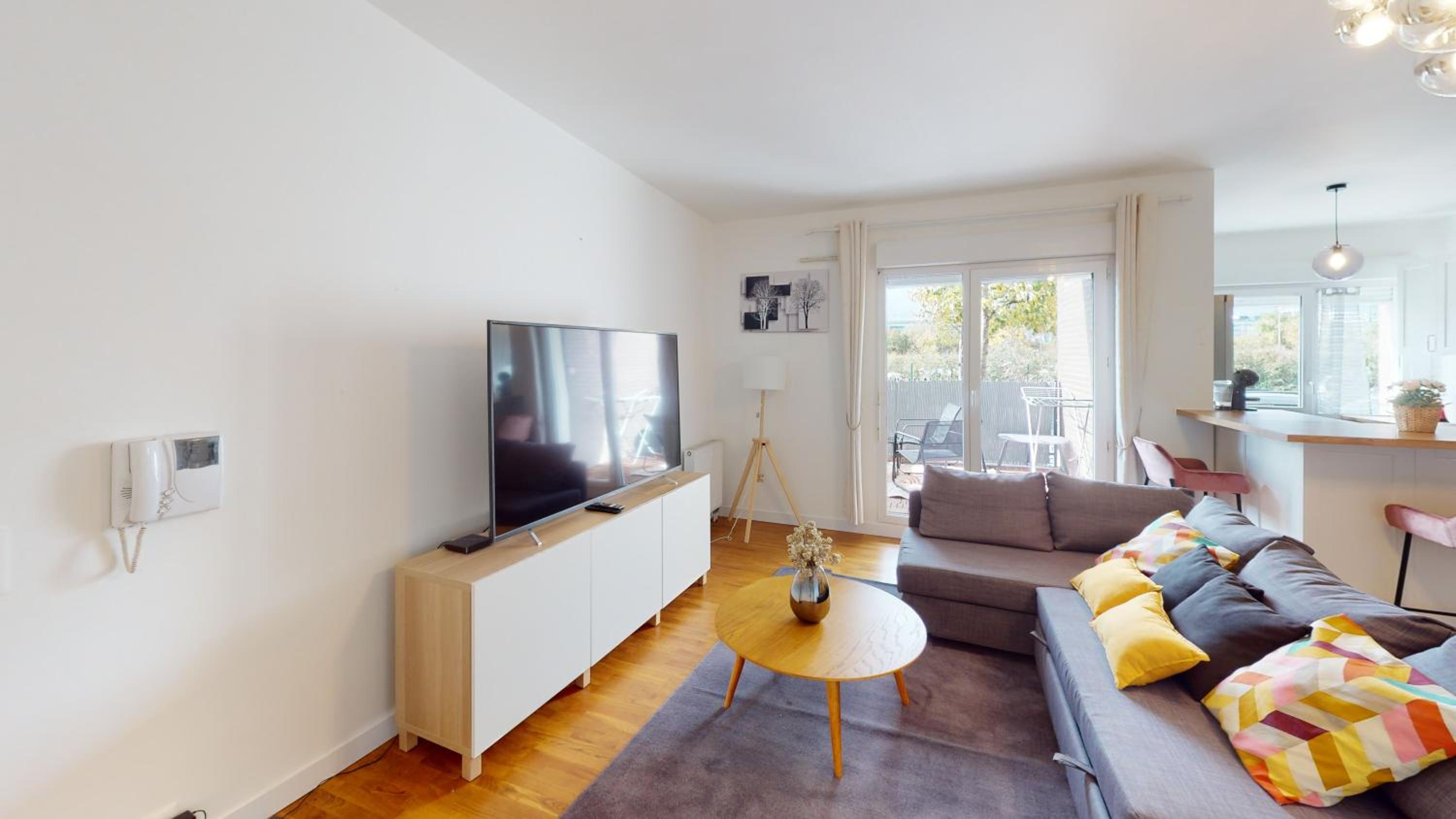 Live Like a Local Stylish 2BR with Balcony & Parking