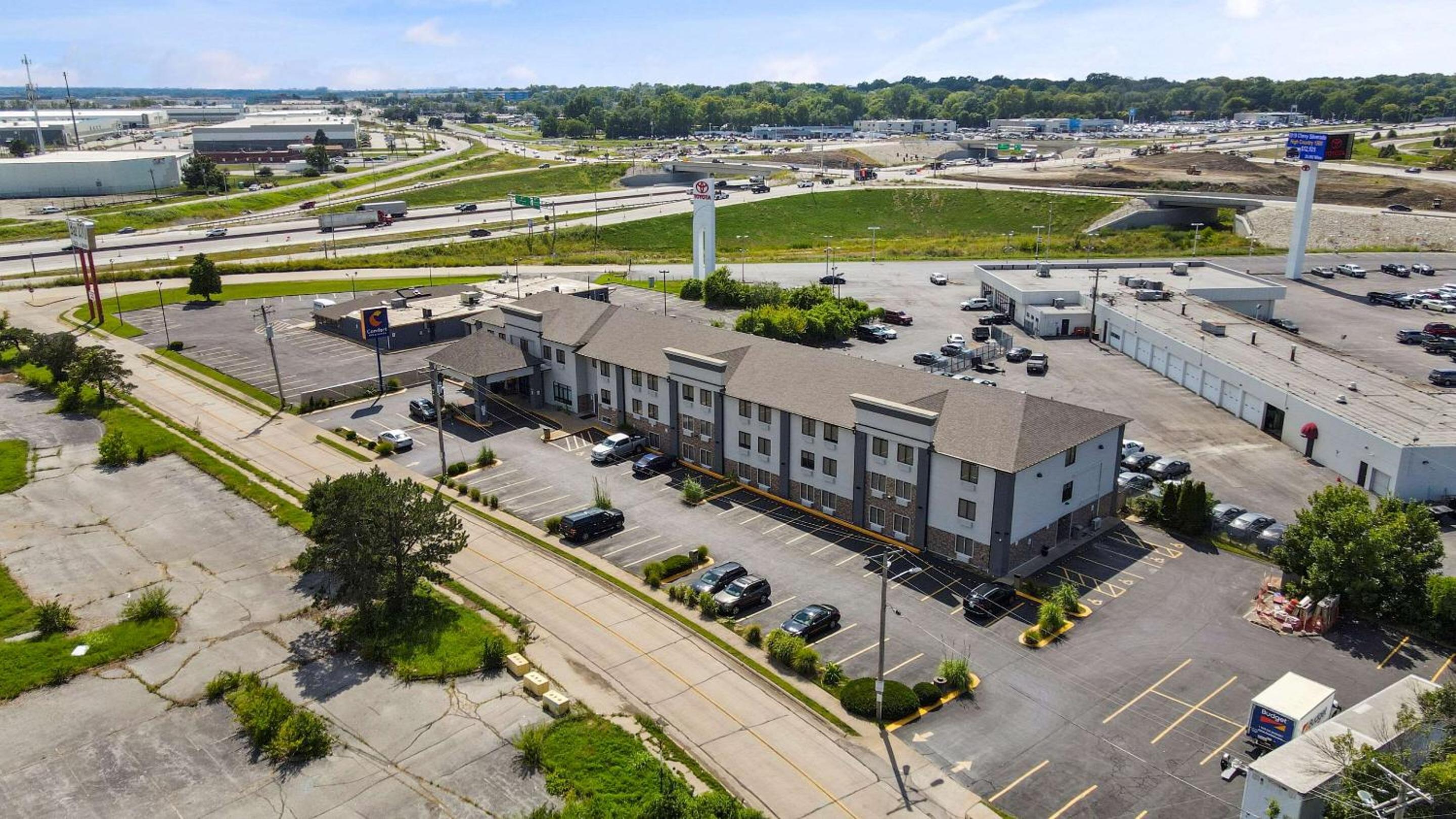 St Louis Vacations - Comfort Inn  Suites St Louis-Hazelwood - Property Image 1