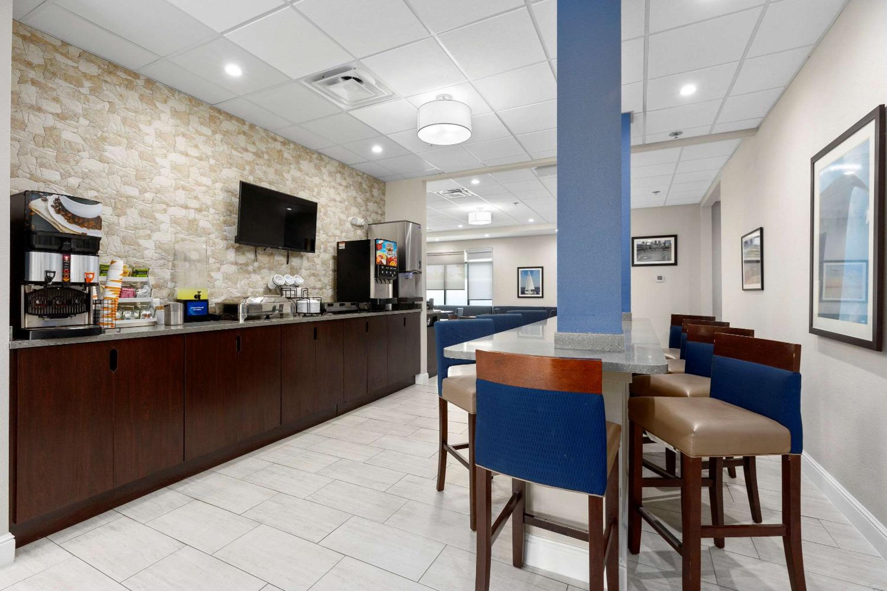 Comfort Inn  Suites St Louis-Hazelwood - Property Image 4