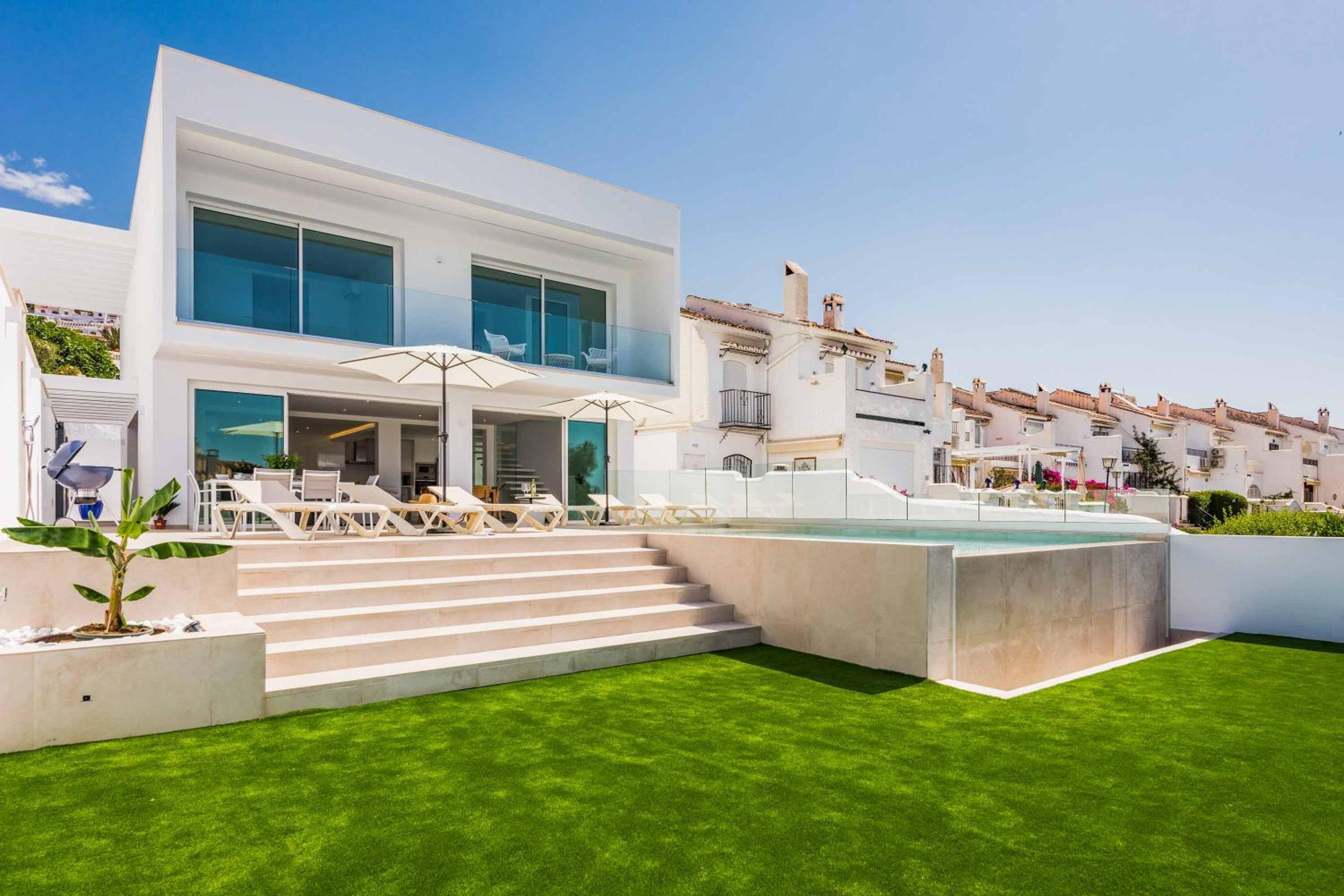 Villa Felix Dos en Nerja — building