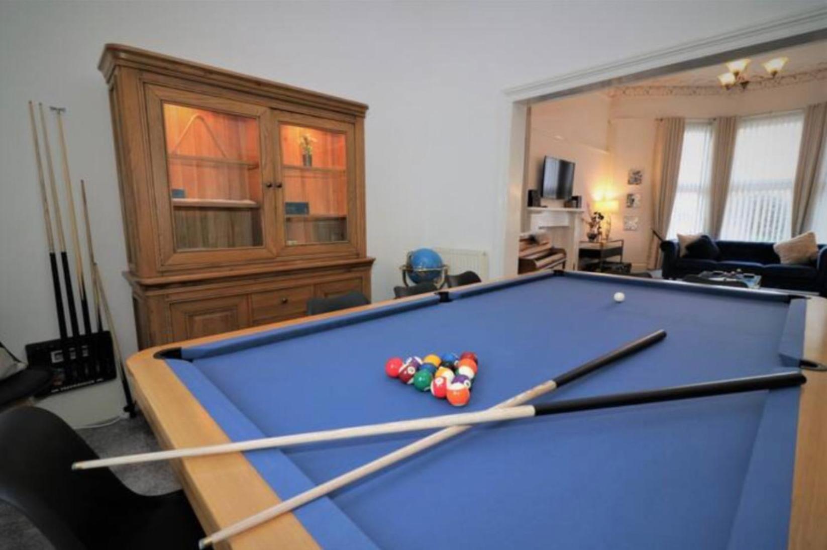 10 Bedrooms Pool Table Garden Piano view 5