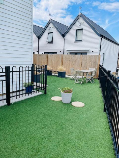 Salt Yard Apartment, Parking and Terrace, Whitstable