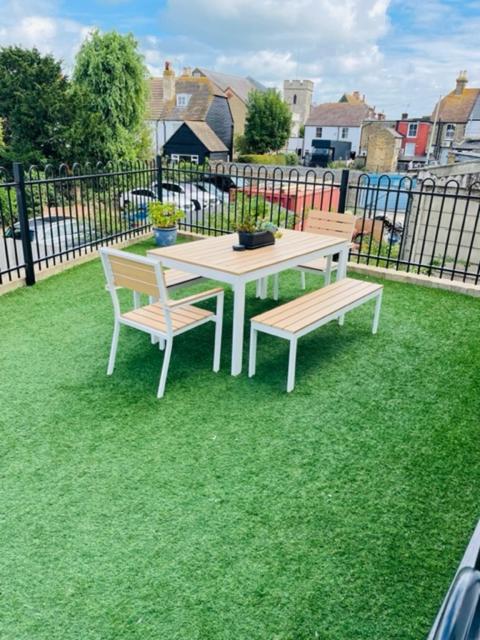 Salt Yard Apartment, Parking and Terrace, Whitstable