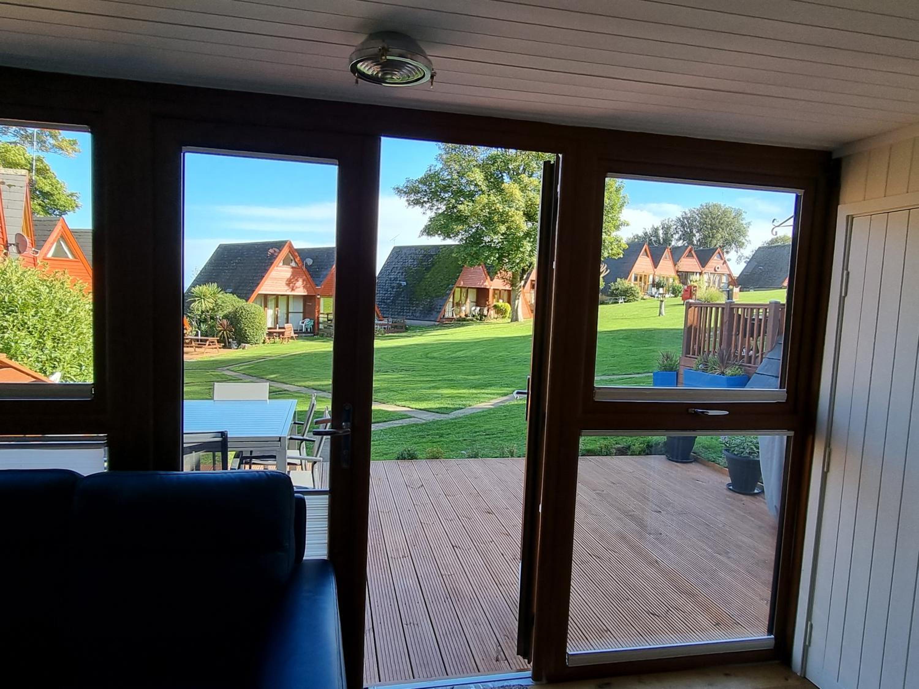 Chalet Brightstone Kingsdown Cliffs location with indoor pool, tennis court, mini-golf short walk to beach and 3 great local pubs view 4